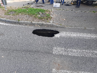 Voragine in strada a Torino, disagi per il traffico